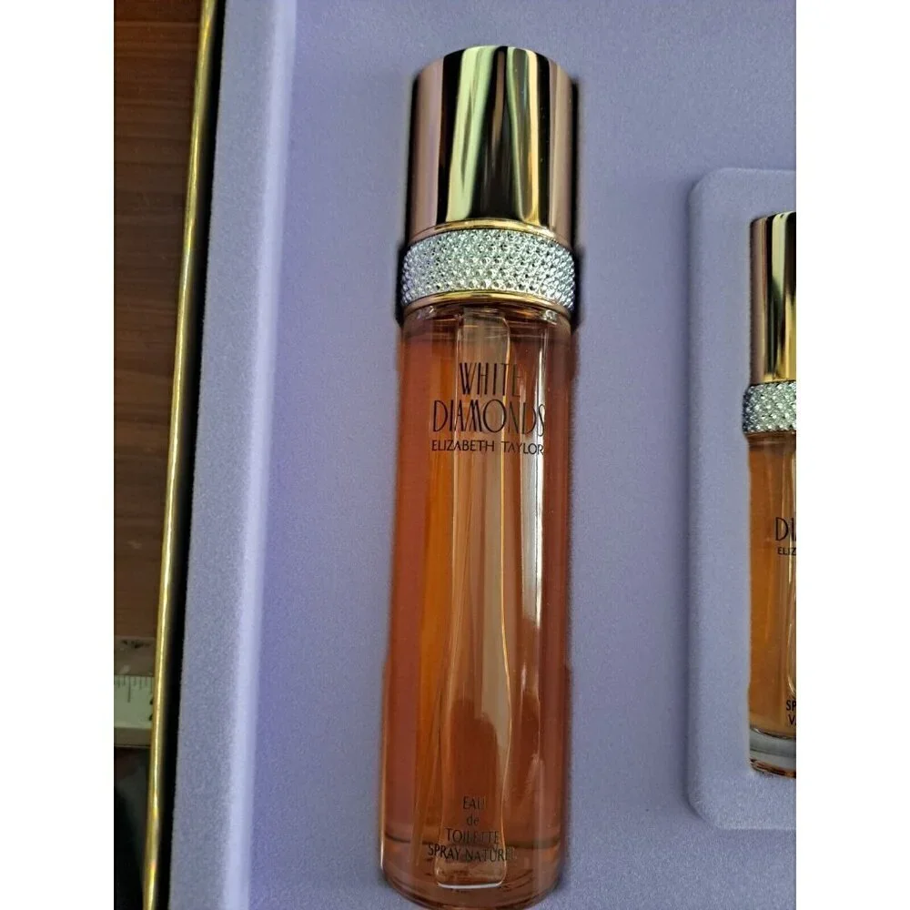 Elizabeth Taylor White Diamonds Gift Set Includes 2 Perfumes/Lotion/Body Wash